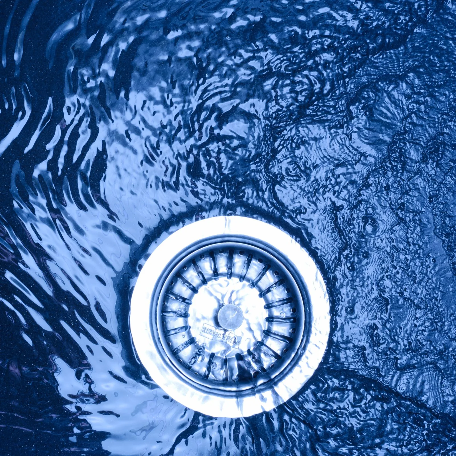 Wasser an einem Abfluss – Symbolaufnahme